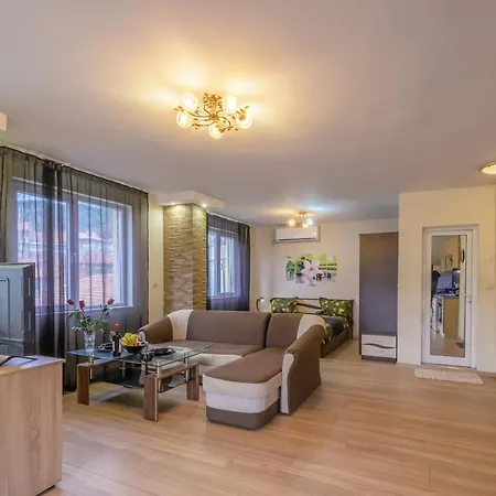 Cozy & Delightful & Aubg & Free Garage Parking Апартаменты
